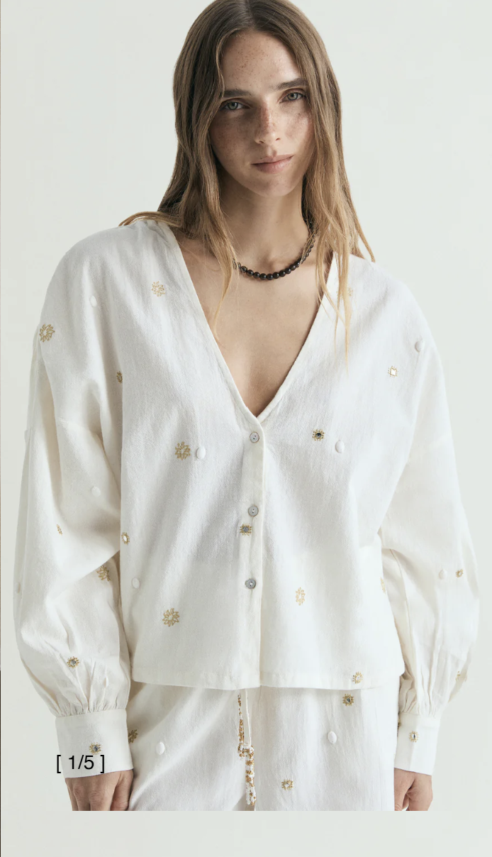 Camisa detalles metálicos vista lateral