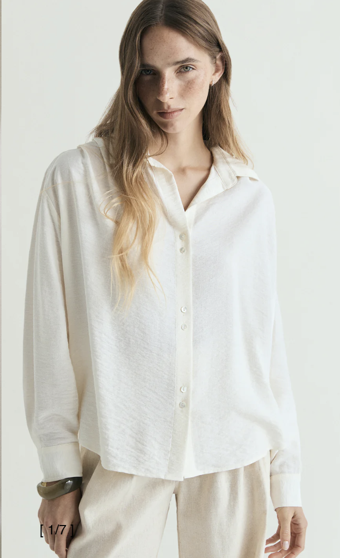 Camisa fluida pliegues vista lateral