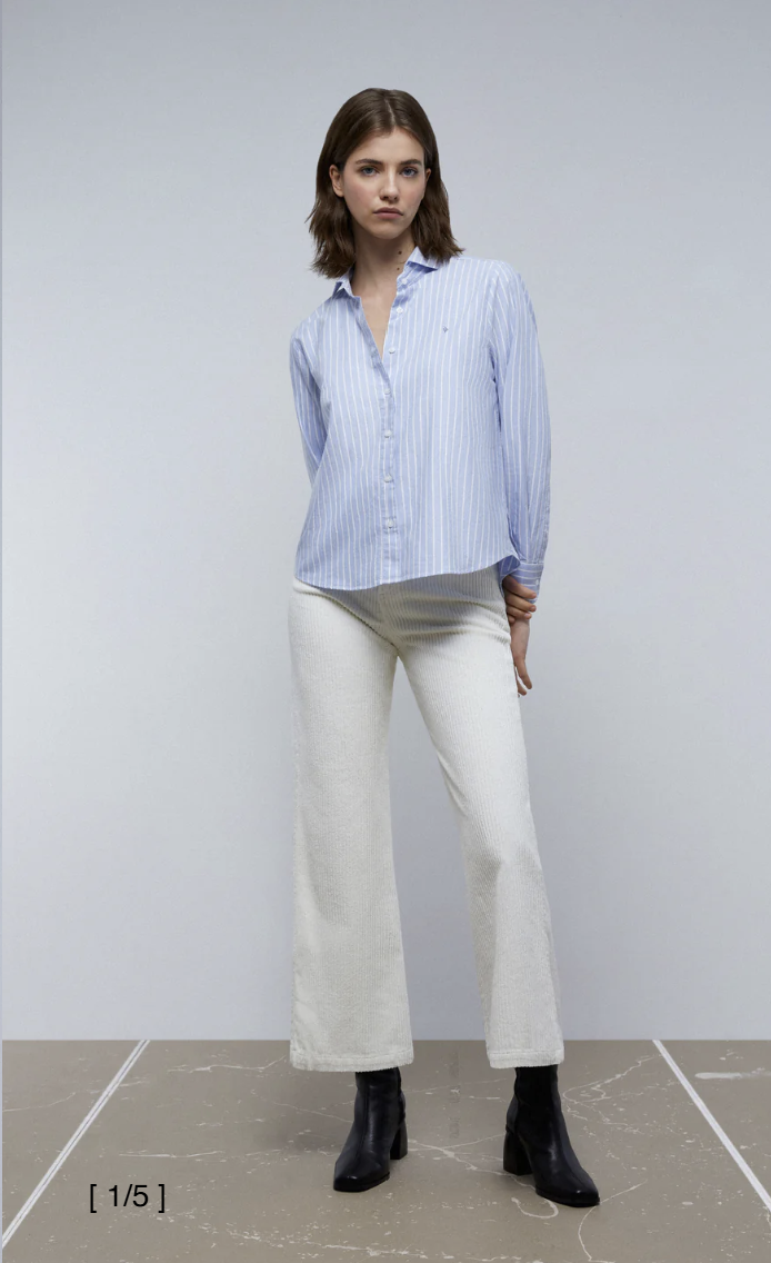 Camisa clásica bordado pecho vista lateral